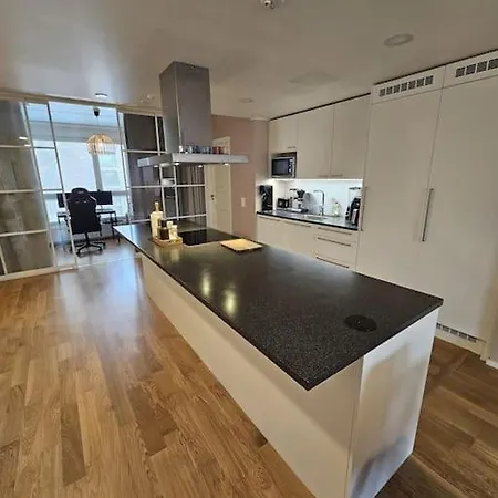 Ilmastoitu 4 Makuuhuoneen Asunto Kantakaupungissa Apartment